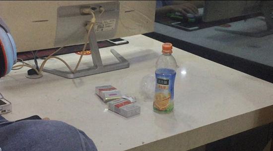 民警在现场发现上网人员桌面放有香烟。澎湃新闻记者 刘瑞 图