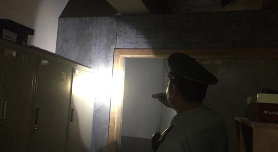 民警检查某大厦消防通道发现隔断。澎湃新闻记者 刘瑞 图