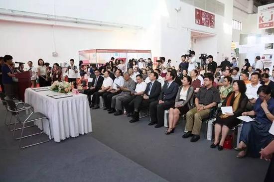 国家有关部委和出版界、教育界、摄影界等对本次活动给予了高度重视 邢光明摄