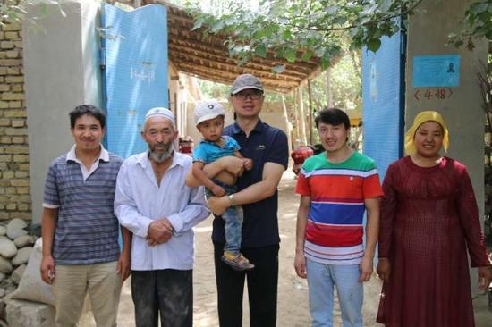 新疆自治区高院驻村开展民族团结一家亲|民族