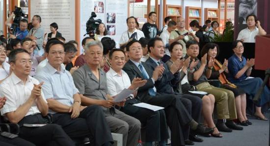 出席活动的各界来宾对签约仪式给予了充分肯定和高度称赞 田洪江摄