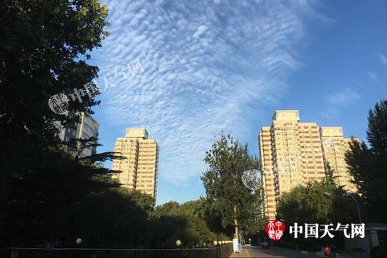 今天清晨,北京依旧是风轻云淡的好天气。