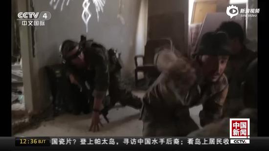 中国记者深入叙战线采访 遭遇极端组织疯狂反扑