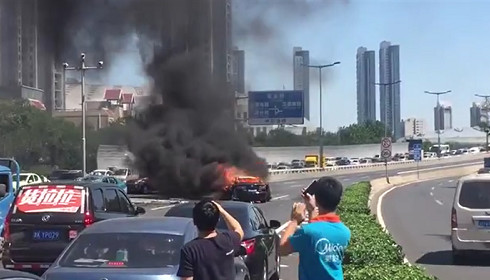 6次变道连撞4车 天津南开区发生交通事故|6次
