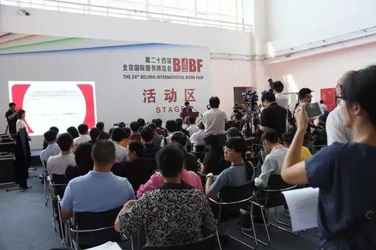 中国摄影著作权协会、人民教育出版社《教科书“法定许可”使用费收转协议》签约仪式在中国国际展览中心新馆举行。 邢光明摄影