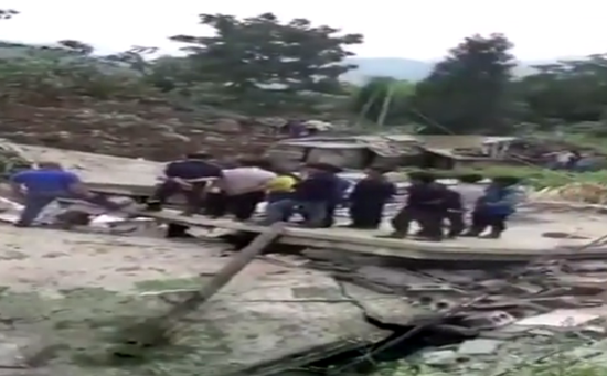 实拍贵州纳雍县山体滑坡现场：房屋倒塌严重