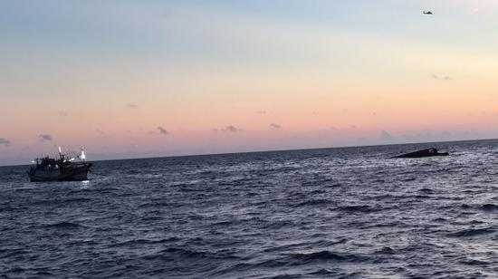 29日，“新凌波16号”与“立发1号”2艘台湾渔船在花瓶屿海域相撞，翻船的“立发1号”在海面漂浮。（图片来源：台媒）