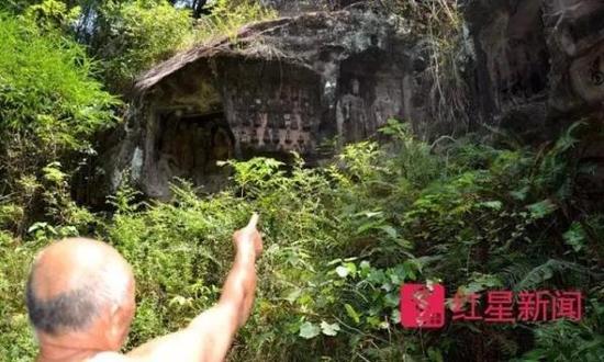 8月28日，安岳县木鱼山摩崖造像，文保员郭明树指着被盗佛头，回忆被盗当天的情况。