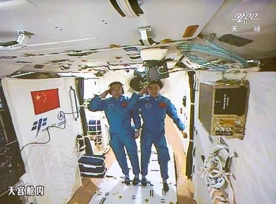 ▲资料图片：2016年10月19日，神舟十一号航天员景海鹏（左）和陈冬顺利进入天宫二号实验舱。