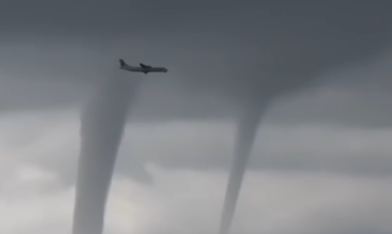 实拍：俄罗斯飞机飞过多个龙卷风旋涡毫发无损