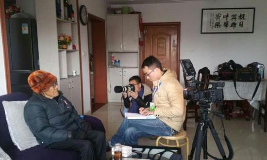抗战老兵刘靖在口述访谈中。