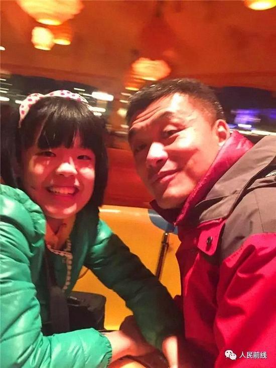 黄竞和女儿的合影。