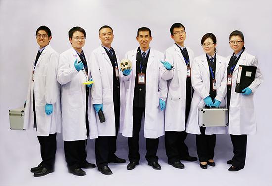 贾东涛手持头骨,站在团队中央。