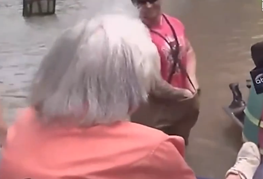 92岁奶奶洪灾被救后走红:早知道直播就该戴假发