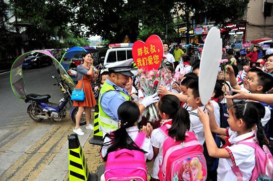 58岁网红警察回小学执勤  学生都是他的粉丝