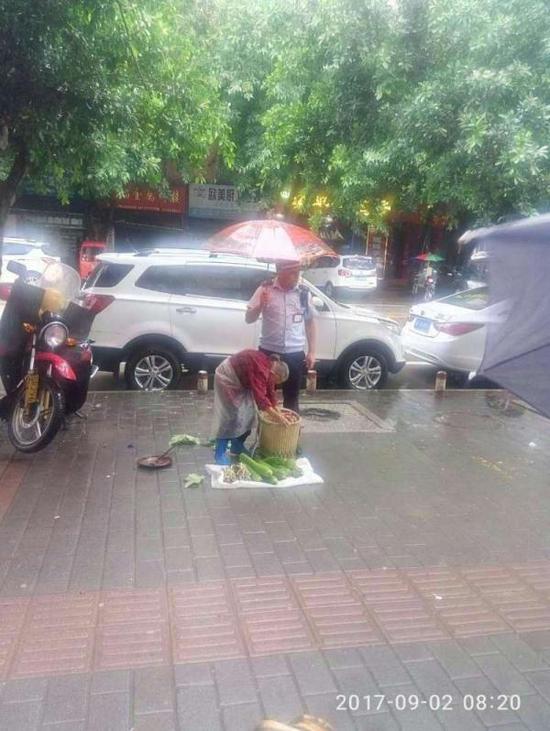 重庆一城管雨中给老人撑伞 引来无数市民点赞叫好