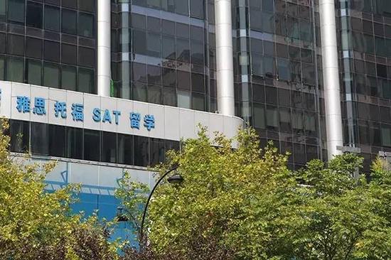 杭州延安路,很多建筑外立面上有雅思托福考试培训机构的广告。记者 严嘉俊 摄