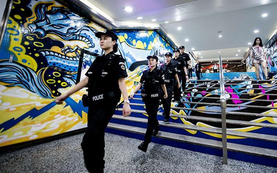 地铁女警在辖区巡逻,他们每天平均走三万余步。