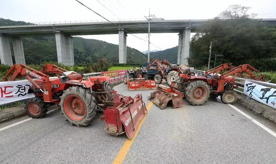 △韩国星州民众农用车封路阻拦部署行动（图/视觉中国）