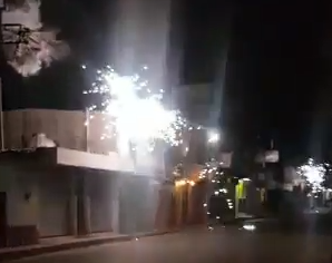 墨西哥地震：街边电线爆燃 火花四溅