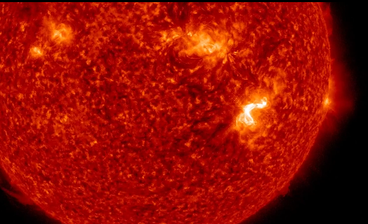 NASA公布太阳耀斑猛烈爆发画面 璀璨炫目