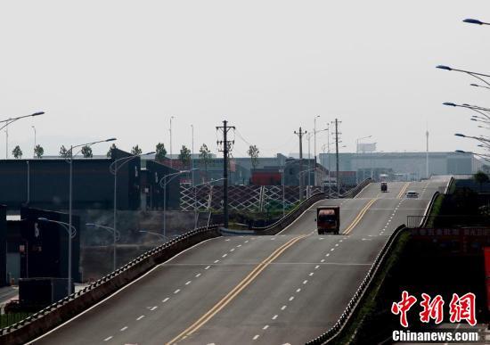 9月7日,重庆巴南界石现波浪形公路,路过的司机称有腾空的感觉很刺激。 中新网 图