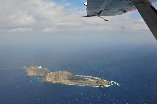 资料图片：这是从中国海监B-3837飞机上拍摄的钓鱼岛及其附属岛屿画面。新华社发
