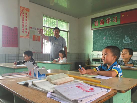 范华自16岁到玉河沟村小学任教开始,一干就是37年。本文图片 华西都市报