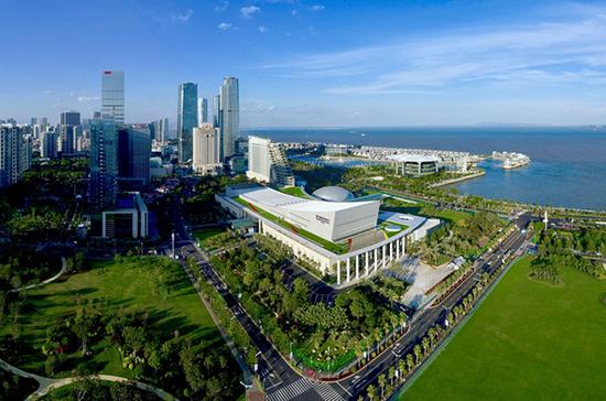 这是8月26日拍摄的厦门国际会议中心及周边景色（航拍接片）。新华社 图