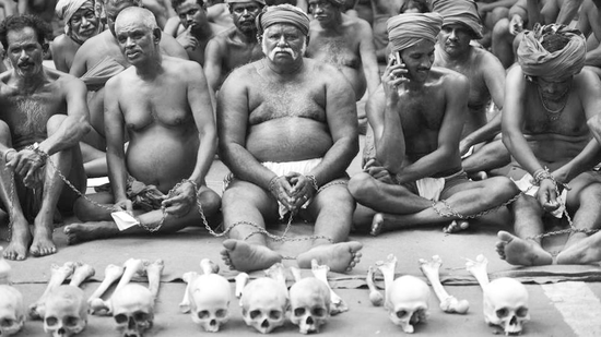 7 月，泰米尔纳德邦农民摆放骷髅头和大腿骨抗议。