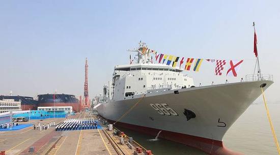 9月1日，海军新型综合补给舰首舰呼伦湖舰入列命名授旗仪式在广州举行。（中国军网）