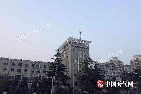 今天早晨,北京海淀区天气晴好。