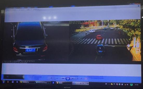 沪太路宜川路路口，这套新型“九合一”电子警察拍到机动车“压黄线”违法行为。澎湃新闻见习记者 李佳蔚 图