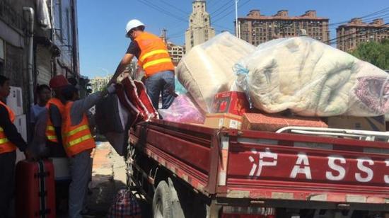 9月13日,志愿者为徐家人搬家。澎湃新闻记者杨帆图