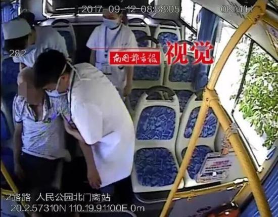 老人被抬下公交车。  视频截图 来源于南国都市报