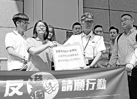 谢晓虹(左二)等香港青年12日向警方请愿。