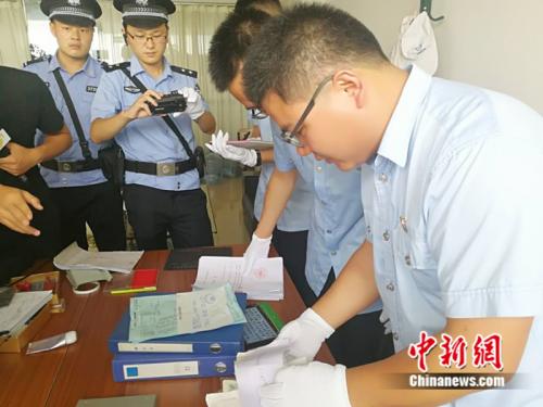 资料图:法院执行人员在现场搜查“老赖”财务账本。 中新网记者 张尼 摄