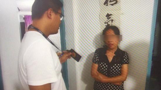 自行车停不进车桩 大妈持石块砸17个解锁器被拘