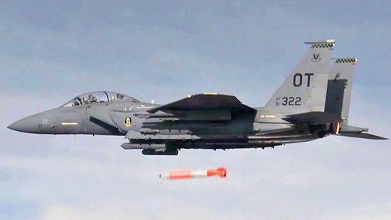 美国内利斯空军基地的F-15E战斗轰炸机,在托诺帕靶场投掷了未安装核装药的B61-12核弹