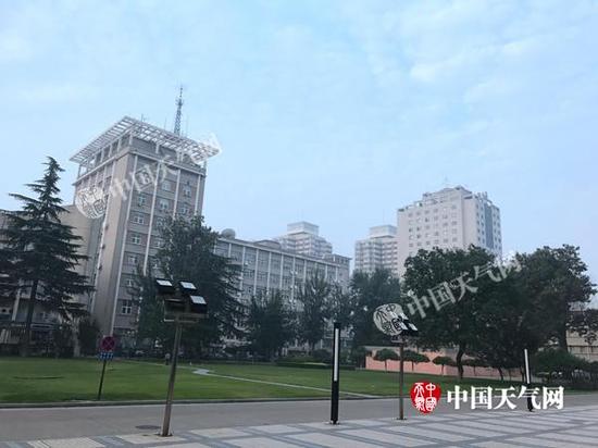 今晨,北京有轻雾。