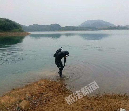 陈磊曾多次身穿潜水服下水帮助他人作业。