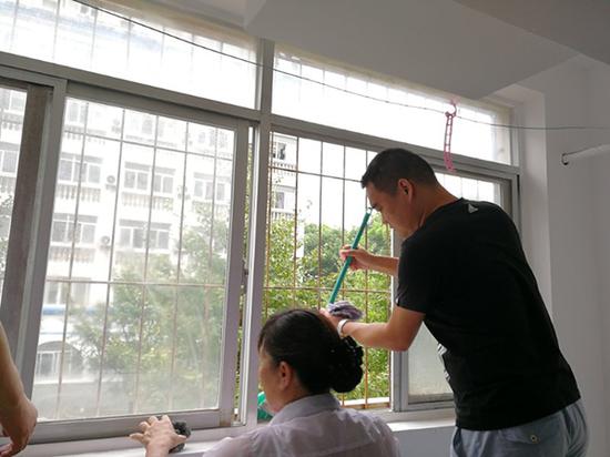 党委办公室老师正在擦洗窗台和玻璃。 校方供图