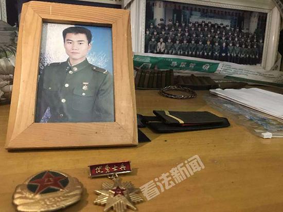 陈磊当兵时曾获得优秀士兵奖章。本文图片 法制晚报·看法新闻 图