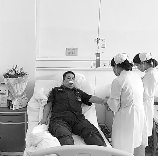 齐文伟在医院接受治疗。大河报 图