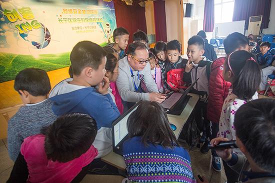 2016年4月10日，信息安全专家黄建文正在给愚园路一小的孩子们上课。本文图均为上海市信息安全行业协会 供图