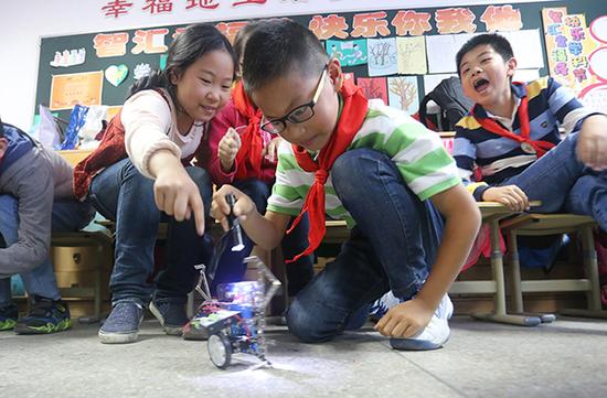 2016年5月16日，孩子们在公开课上学习机器人表演。