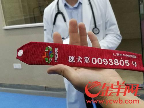 广州警方团结城管等部门开展养犬整治团结执法行动,许多市民自觉为爱犬挂号,为爱犬领取狗牌、狗证及专属“身份证号”。