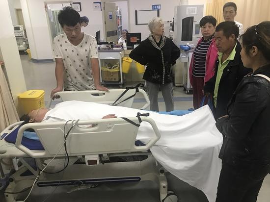 女子深夜河边轻生 路人用手电手机照明协助救