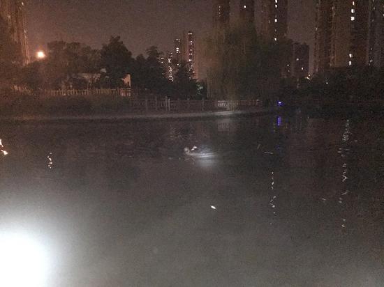 女子深夜河边轻生 路人用手电手机照明协助救