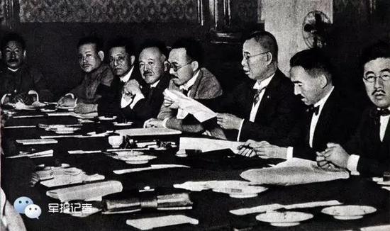 1927年6月27日至7月7日,日本首相田中义一在东京主持召开“东方会议”,制定《对华政策纲要》,确立先占领中国东北、内蒙古进而侵占全中国的侵略扩张政策。图为会议现场。 本文图片均来自“军报记者”微信公众号
